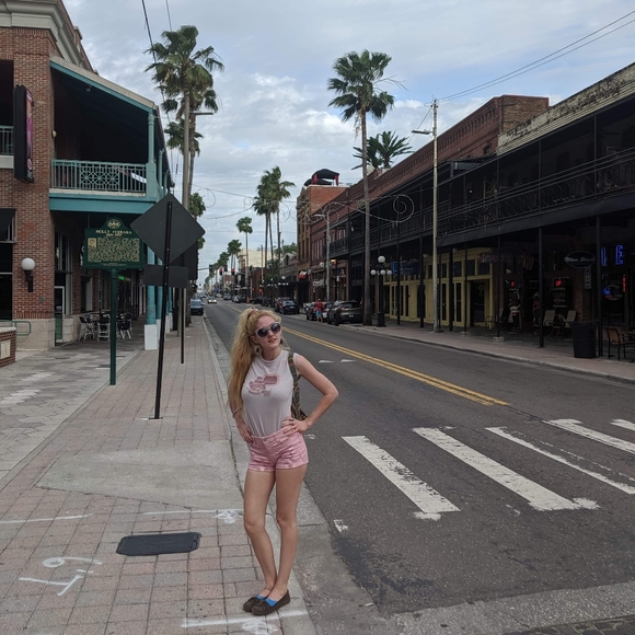 Meet your Posher, Stephanie - Picture 2 of 5